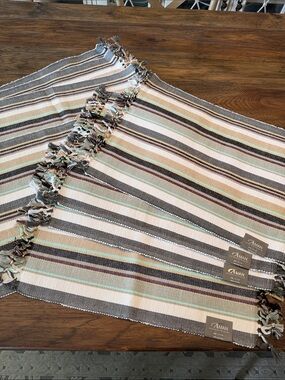 Bundle of 8 new placemats.